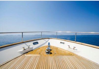 Ripresa Grandangolare Della Parte Anteriore Dello Yacht Sullo Sfondo Estivo G1
