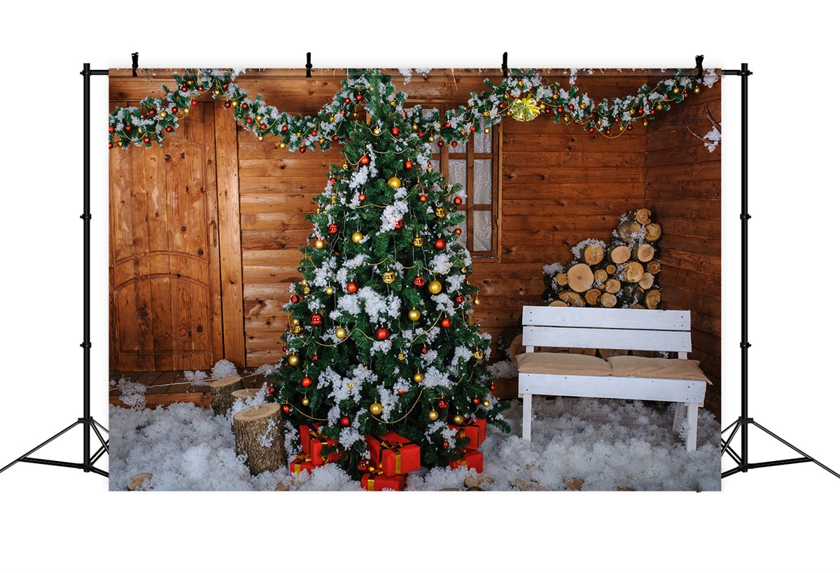 Albero Di Natale In Cabina Innevata Con Sfondo Di Tronchi BRP8-305