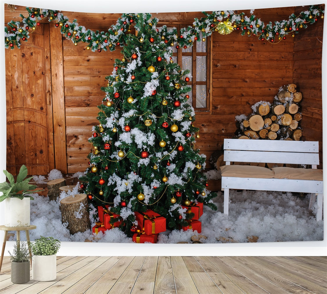 Albero Di Natale In Cabina Innevata Con Sfondo Di Tronchi BRP8-305