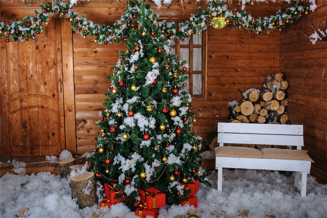 Albero Di Natale In Cabina Innevata Con Sfondo Di Tronchi BRP8-305