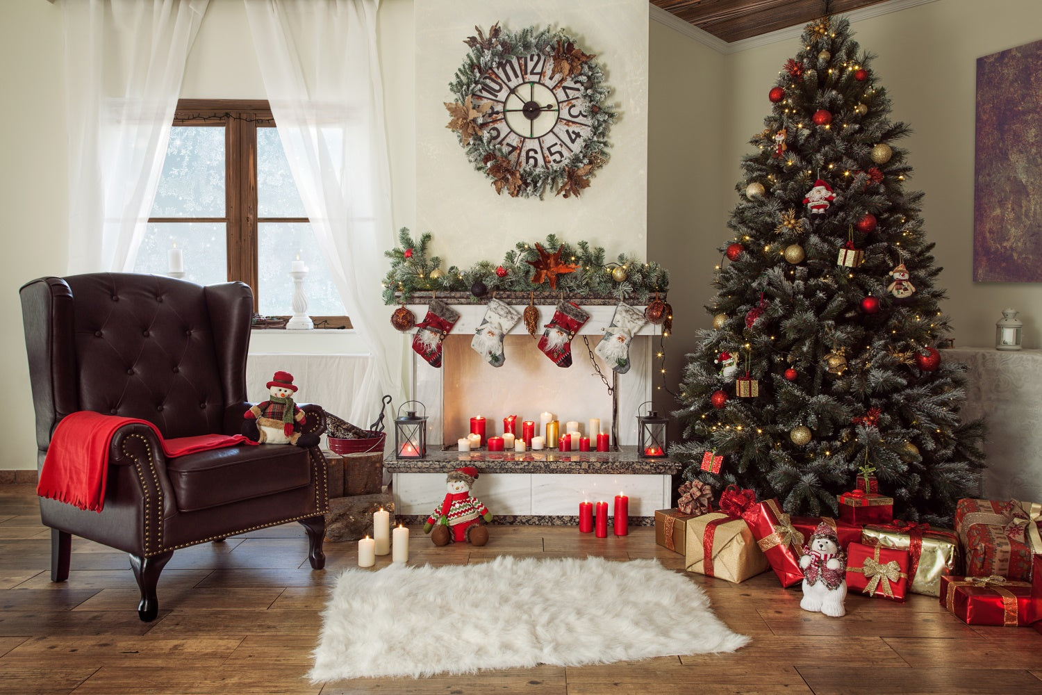 Classico Albero Di Natale E Accogliente Poltrona Sullo Sfondo BRP8-310