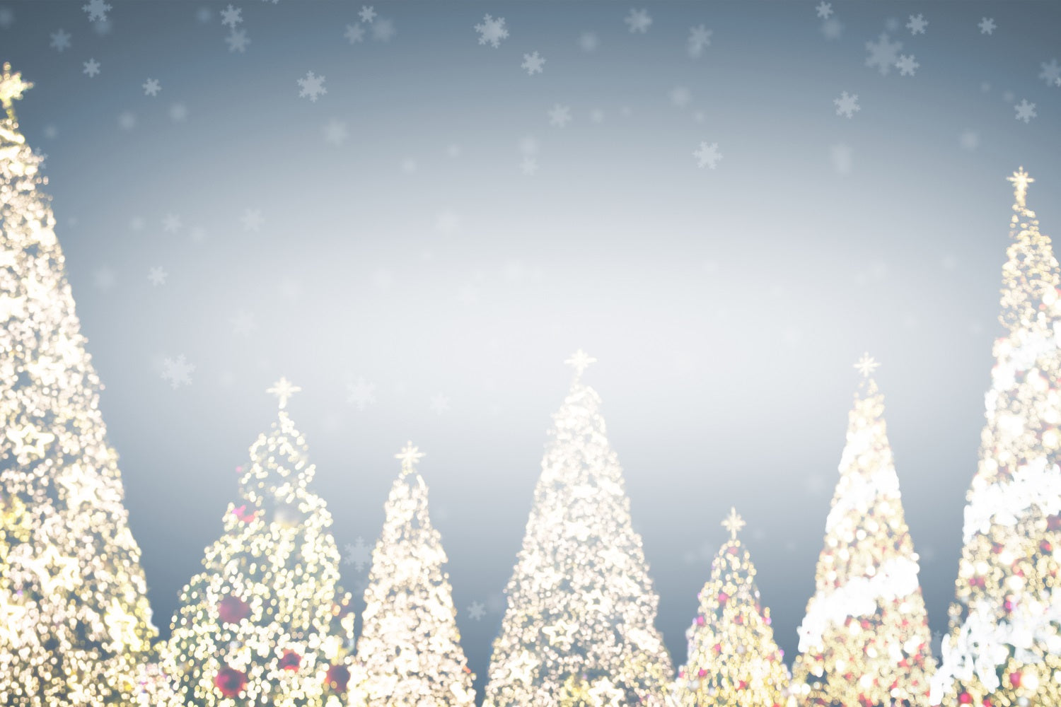 Sfondo Invernale Innevato Con Alberi Luminosi E Fiocchi Di Neve BRP9-340