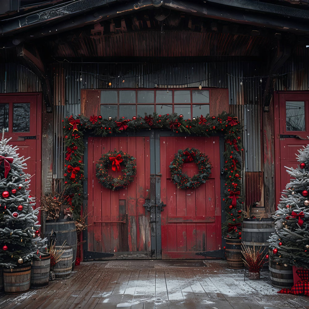 Fienile Natalizio Rosso Con Ghirlande E Decorazioni Per L'Albero Sullo Sfondo BRP9-80