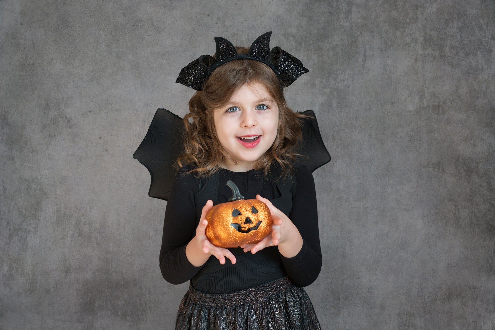 Vecchio Sfondo Astratto In Studio Con Muro Di Cemento Grigio Scuro Per Ritratti Fotografici DHP-197