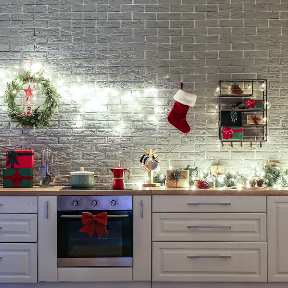 Cucina Bianca Con Decorazioni Sullo Sfondo Natalizio M10-12