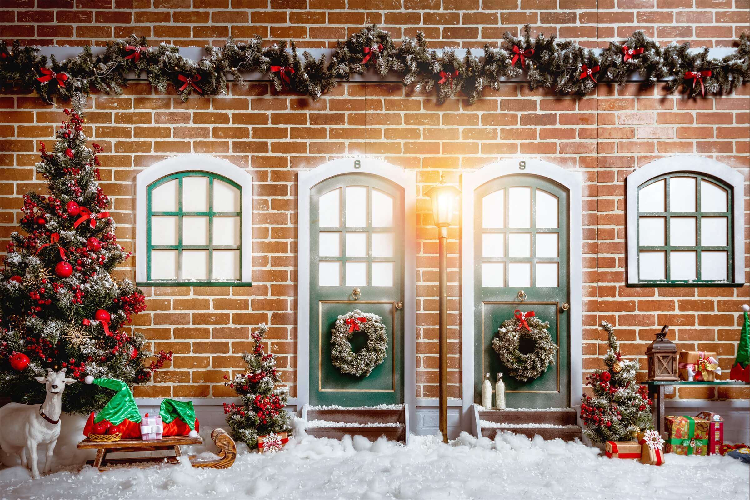 Sfondo Di Muro Di Mattoni Rossi Con Regali Di Ghirlande Di Albero Di Natale Innevato M11-77