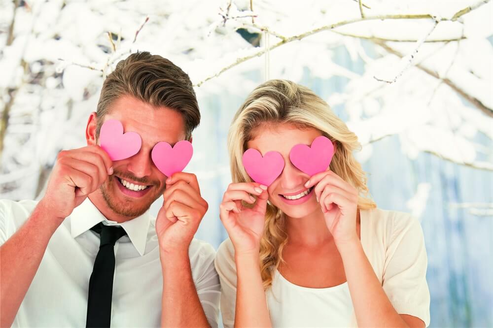 Ramo Di Un Albero Innevato Invernale Appeso Con Placca In Legno D'Amore Sfondo Romantico M12-08