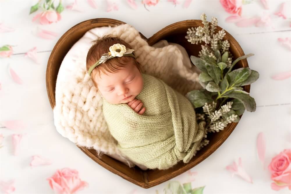 Sfondo Romantico Pavimento Bianco Con Petali Sparsi Di Rose Rosa Di San Valentino M12-10