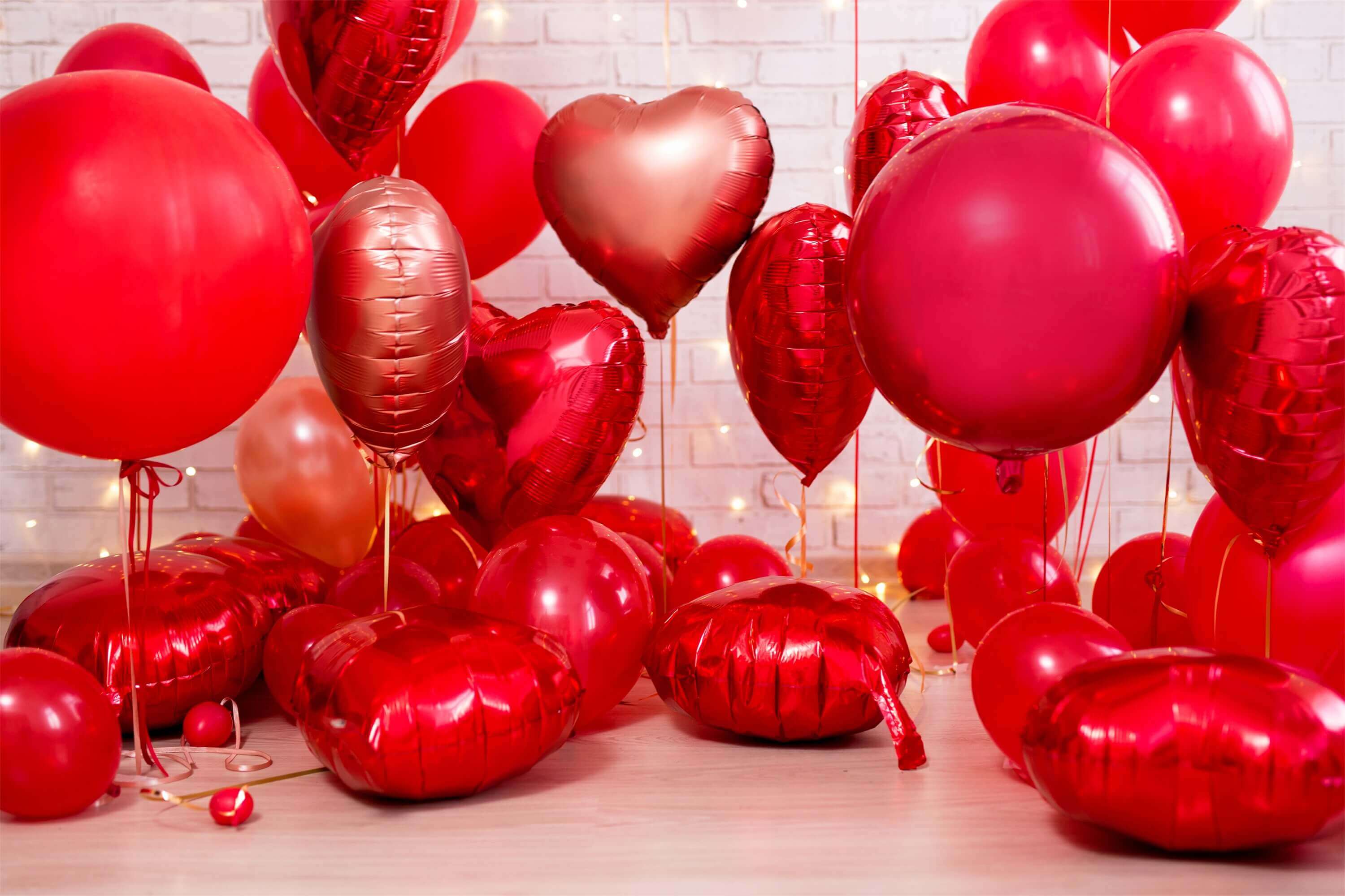 Sfondo Della Stanza Con Muro Di Mattoni Bianchi A Forma Di Palloncino Con Cuore Rosso Di San Valentino M12-12