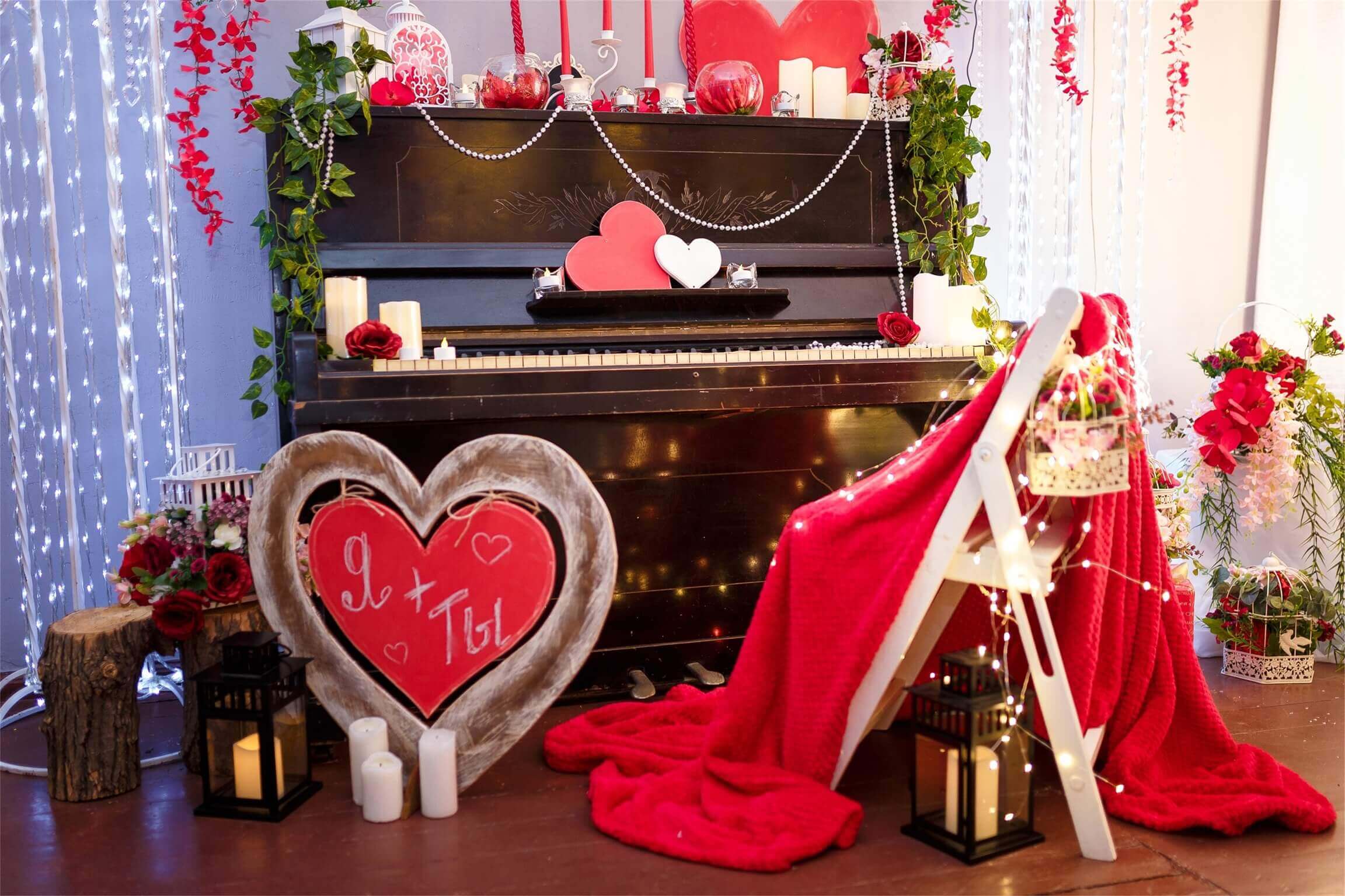 Decorazioni Romantiche Per Pianoforte Con Cuore Rosso Di San Valentino Con Sfondo Floreale M12-18