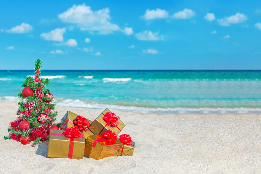 Sfondo Di Scatole Regalo Per Albero Di Natale Sulla Spiaggia Del Mare M6-149