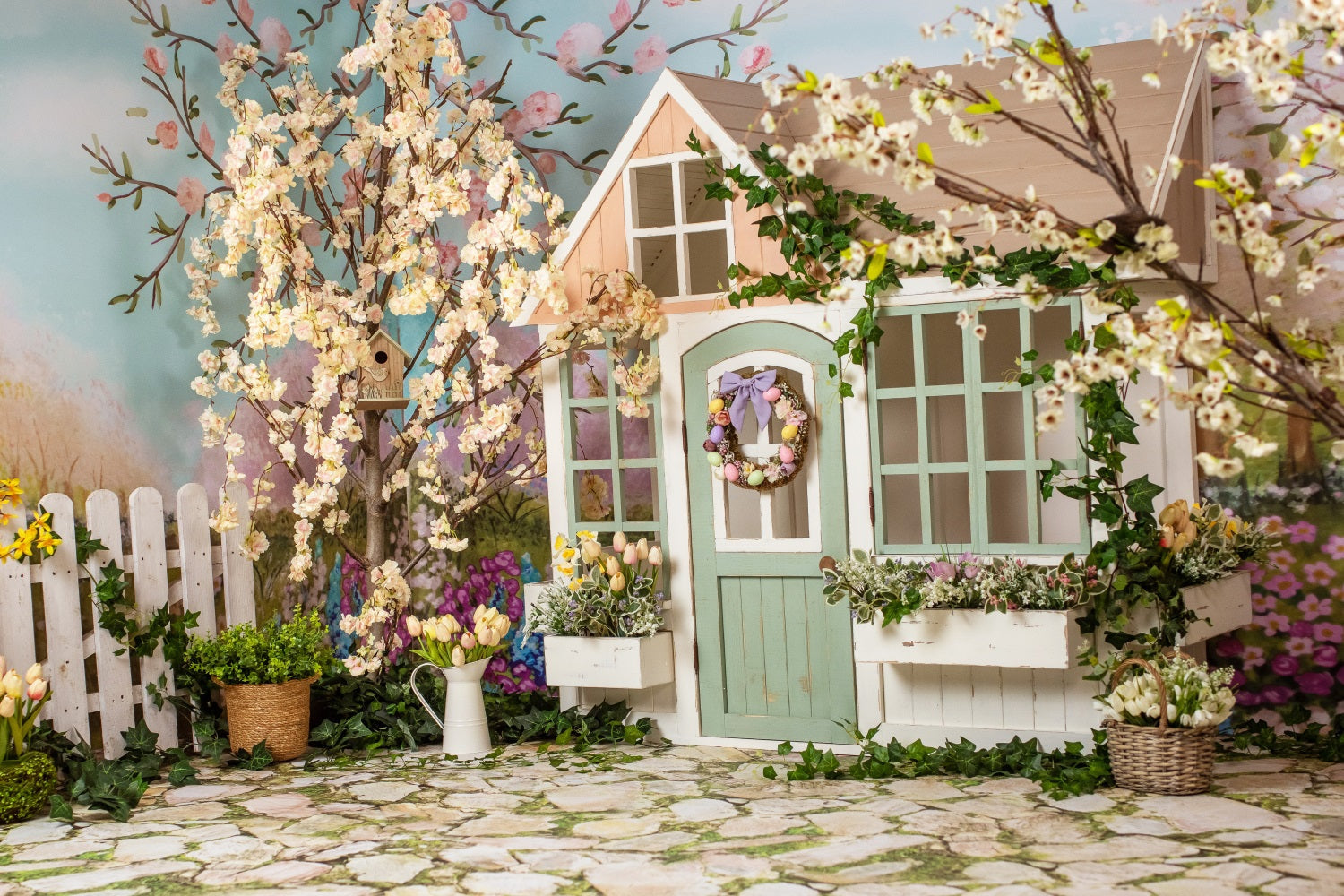 Sfondo Di Recinzione Di Fiori Di Primavera Capanna Di Tronchi Ghirlanda Di Pietra RR3-08