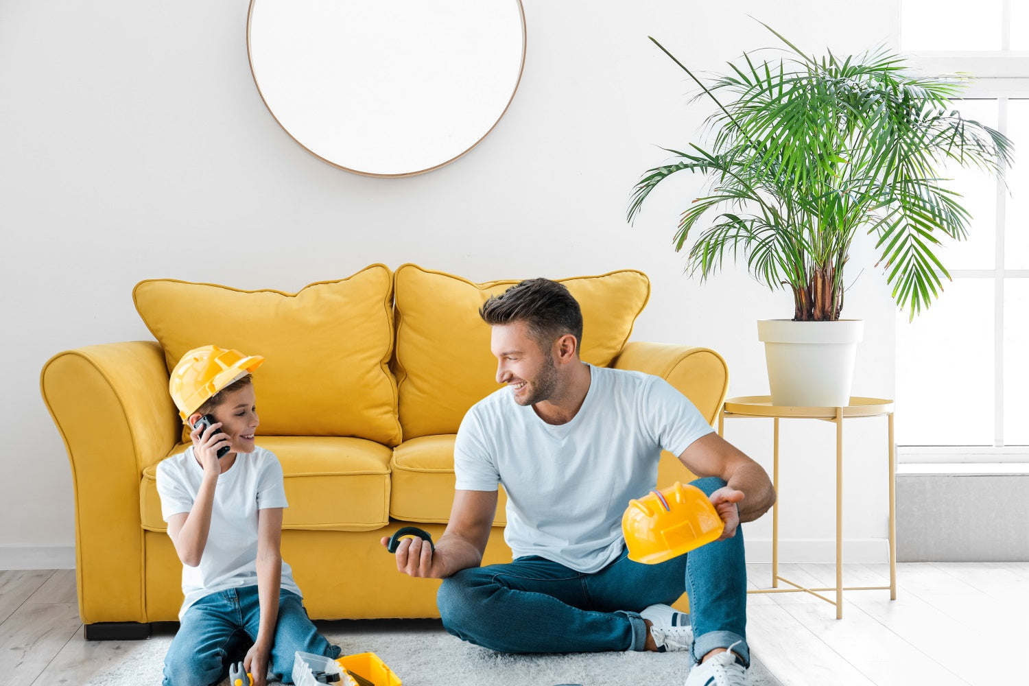 Caldo Divano Giallo Per Famiglie Sullo Sfondo RR5-9