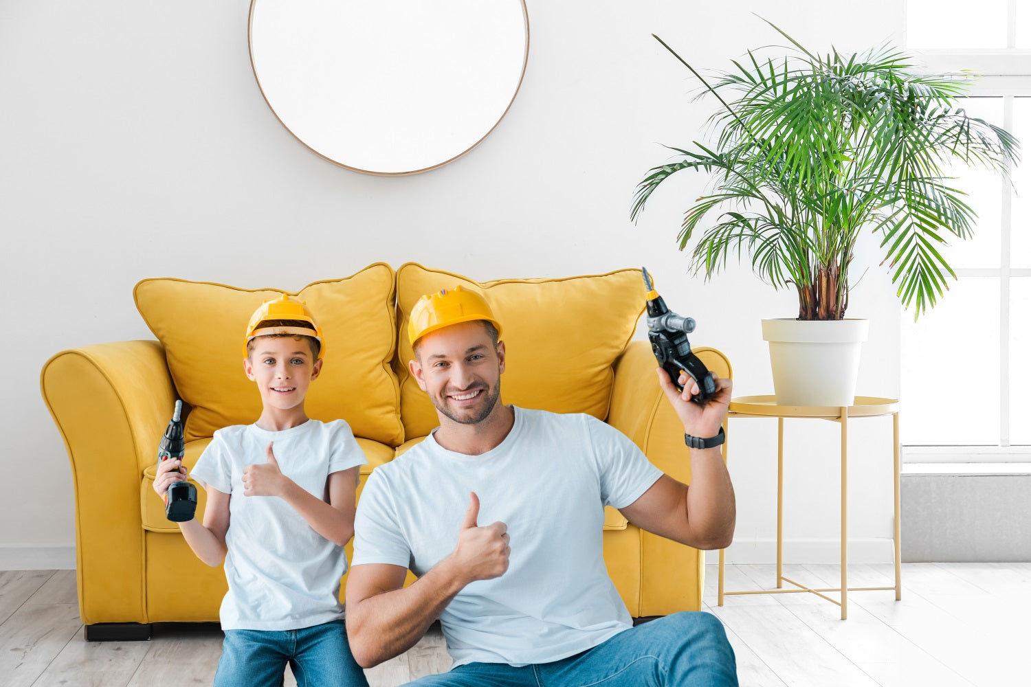 Caldo Divano Giallo Per Famiglie Sullo Sfondo RR5-9