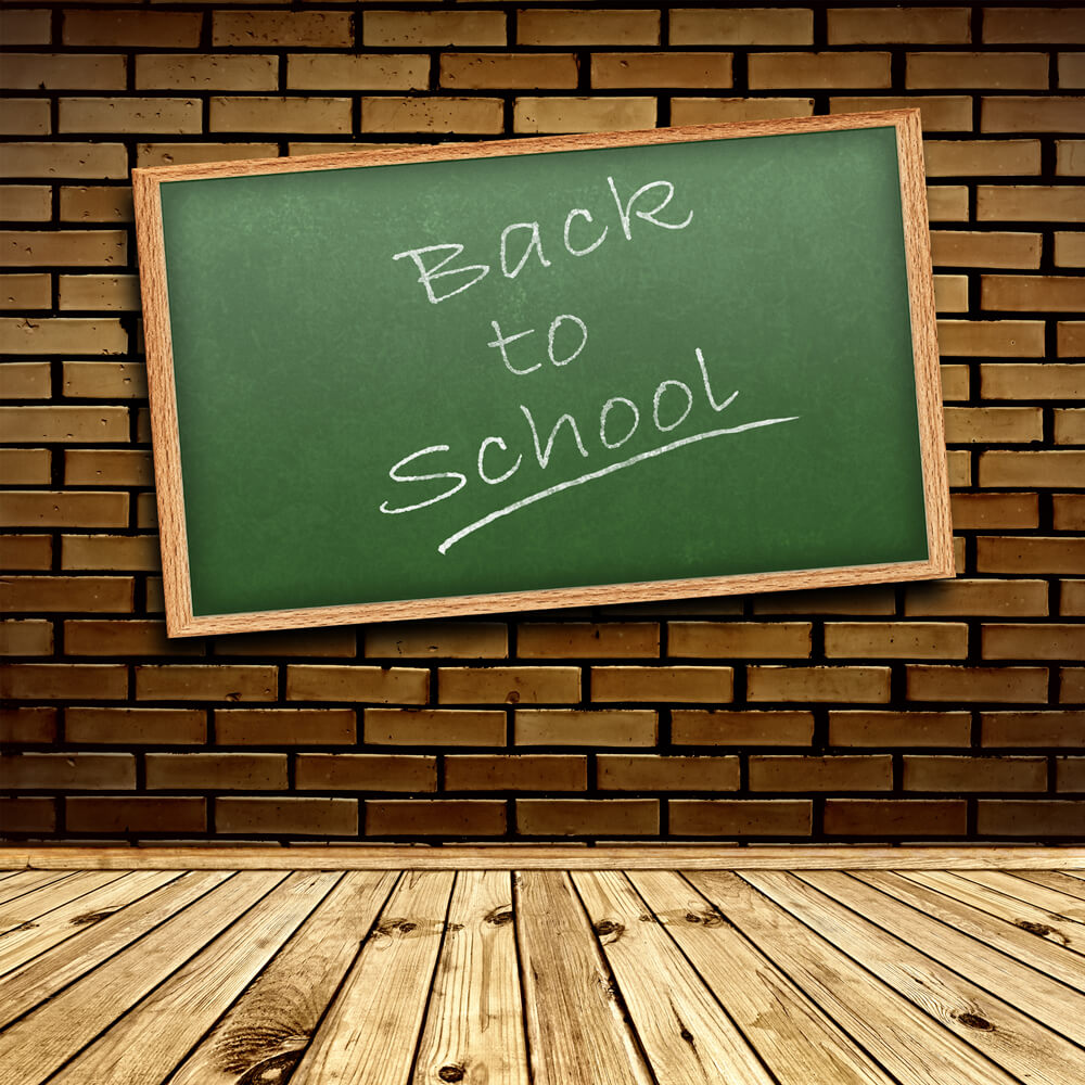Ritorno A Scuola Sfondo Di Pavimento In Legno Con Muro Di Mattoni RR6-27
