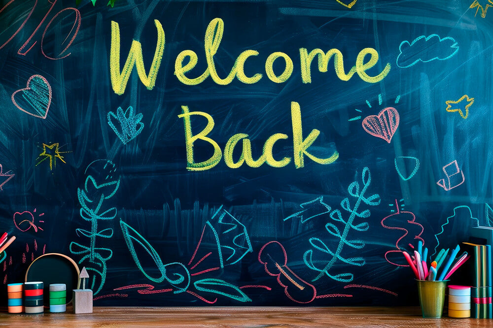 Disegno In Gesso Colorato Sullo Sfondo Del Ritorno A Scuola RR6-39