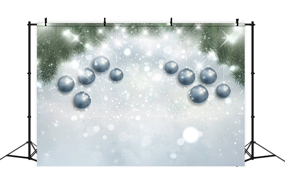 Sfondo Di Palline Decorative Con Foglie Di Pino Natalizio RR8-272