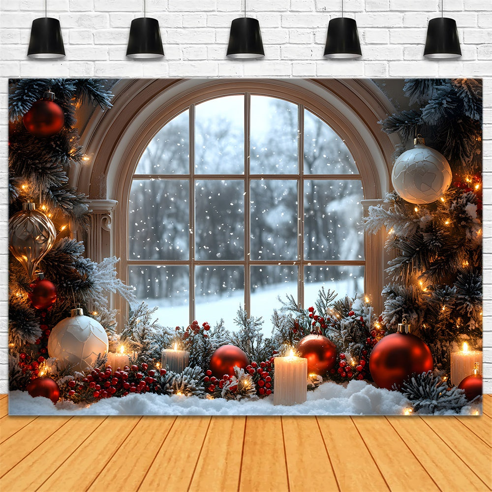 Decorazioni Per Palline Di Natale Sullo Sfondo Della Finestra Con Vista Dei Fiocchi Di Neve RR9-71