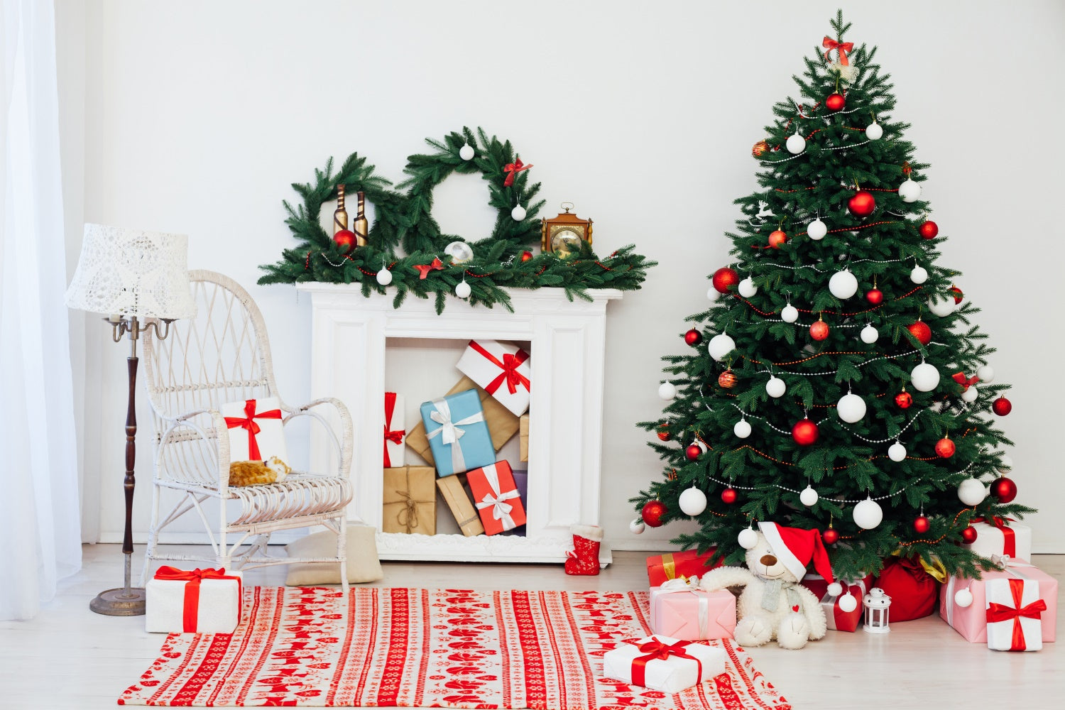 Sfondo Con Albero Di Natale E Sedia In Vimini Bianco BRP8-323