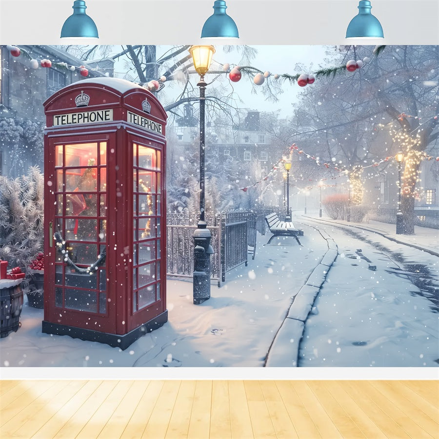 Cabina Telefonica Rossa Di Natale Sullo Sfondo Della Neve BRP8-51
