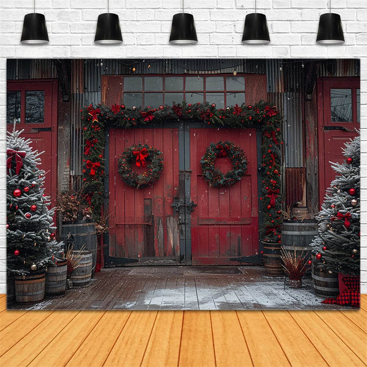 Fienile Natalizio Rosso Con Ghirlande E Decorazioni Per L'Albero Sullo Sfondo BRP9-80