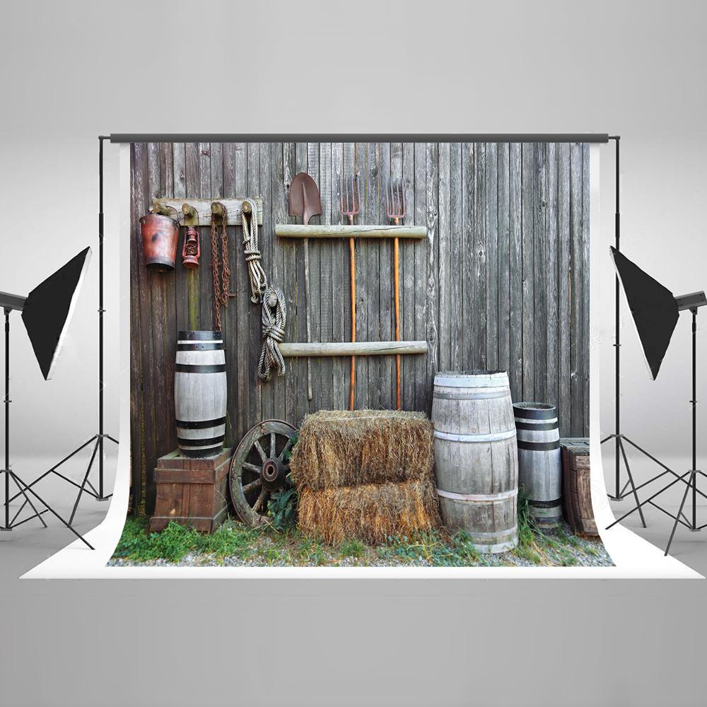 Fondale Da Parete In Legno Grigio Grunge Con Attrezzi Agricoli Fienile HJ03184