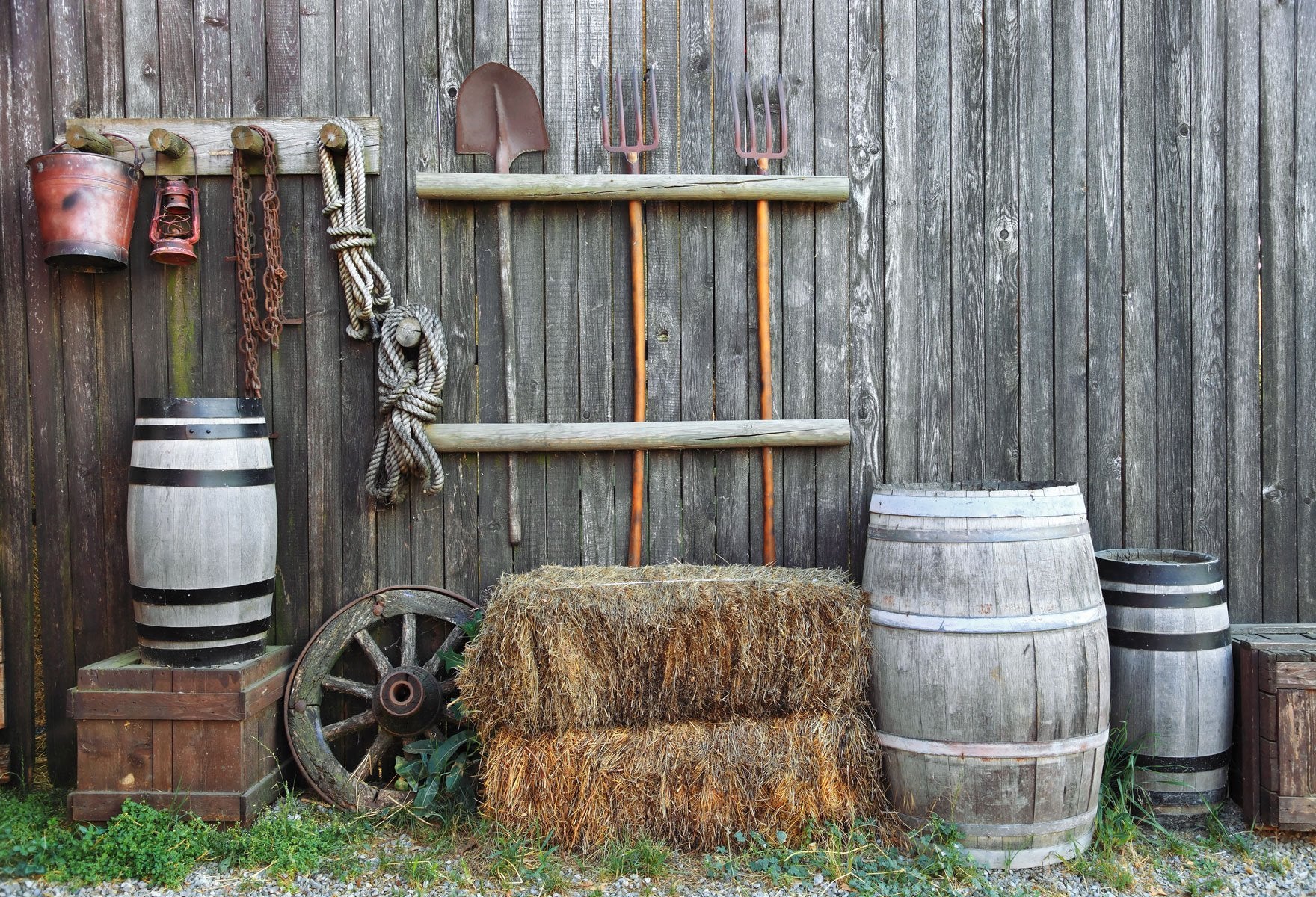 Fondale Da Parete In Legno Grigio Grunge Con Attrezzi Agricoli Fienile HJ03184