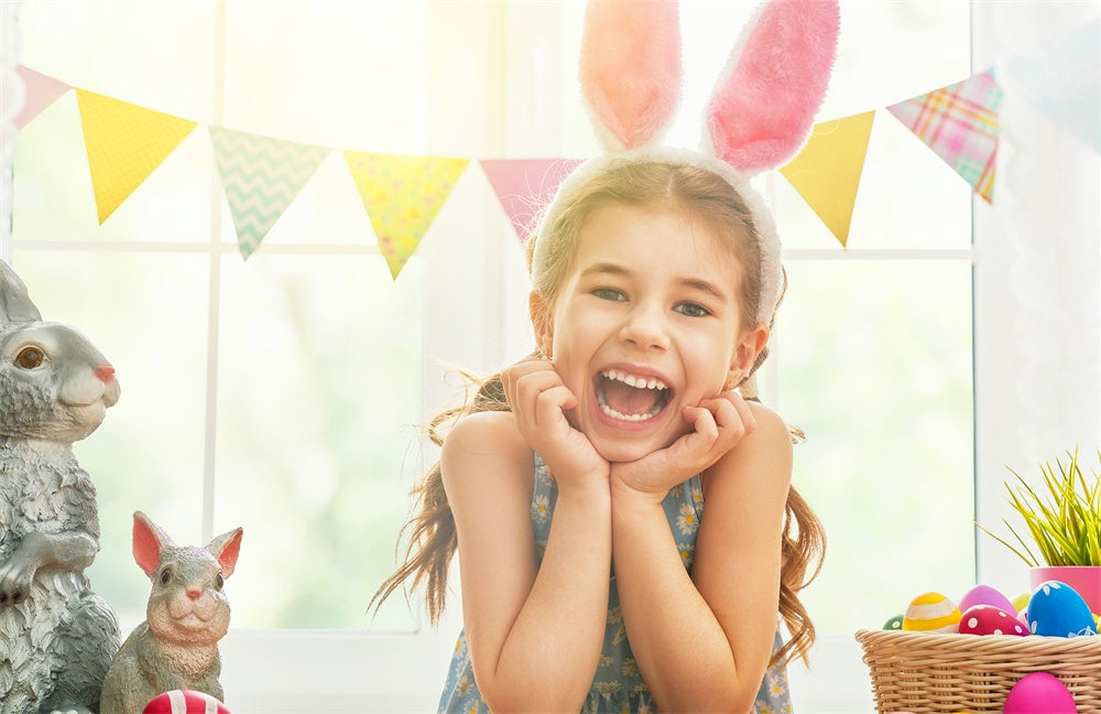 Sfondo Della Finestra Con Bandiere Colorate Di Uova Di Pasqua Coniglietto Grigio M1-45