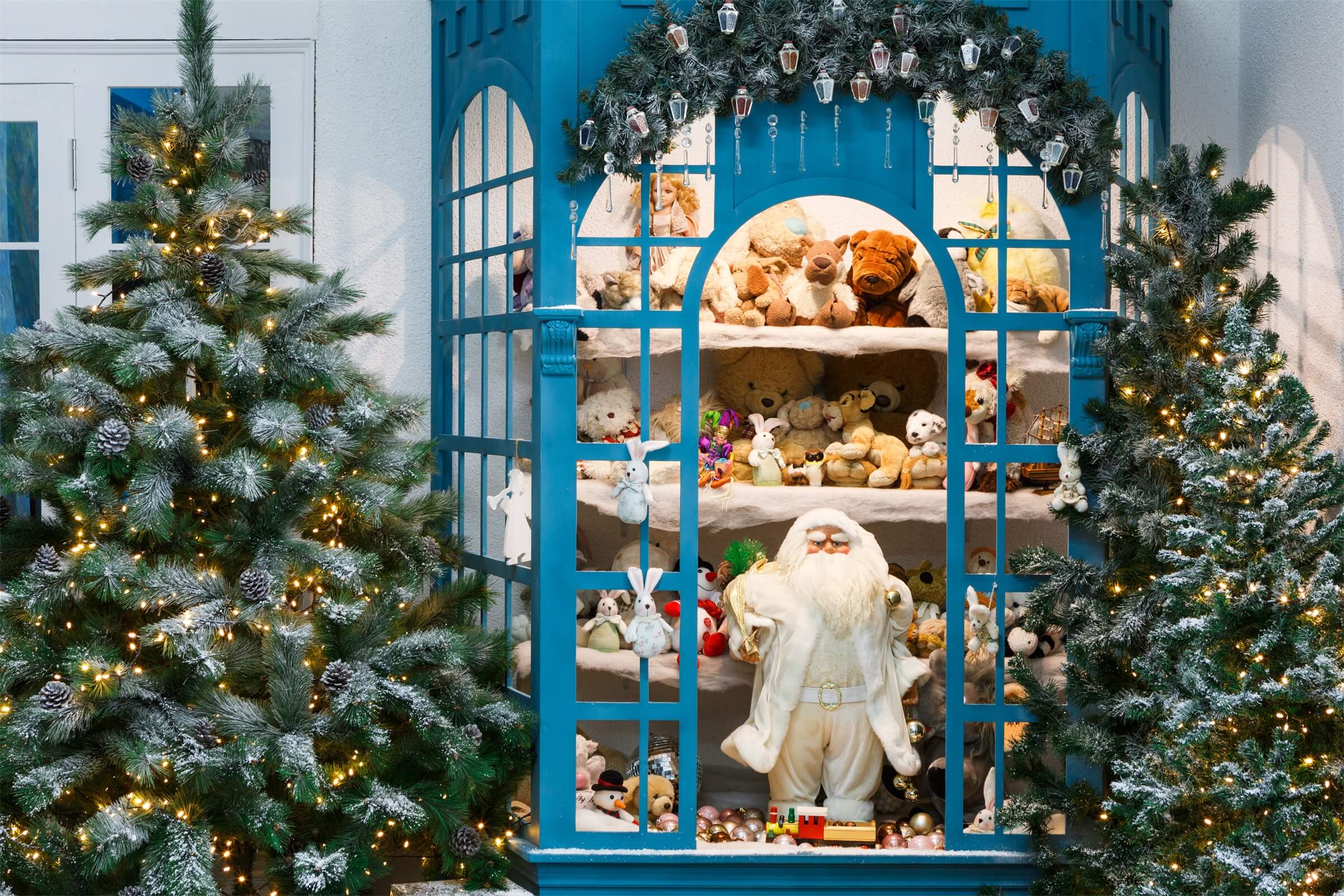 Scaffale Natalizio Pieno Di Giocattoli Alberi Decorati Regali Babbo Natale Sullo Sfondo M11-75