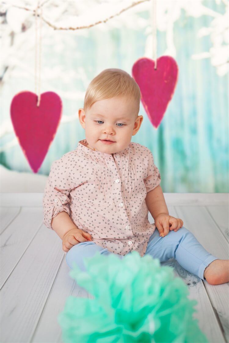 Ramo Di Un Albero Innevato Invernale Appeso Con Placca In Legno D'Amore Sfondo Romantico M12-08