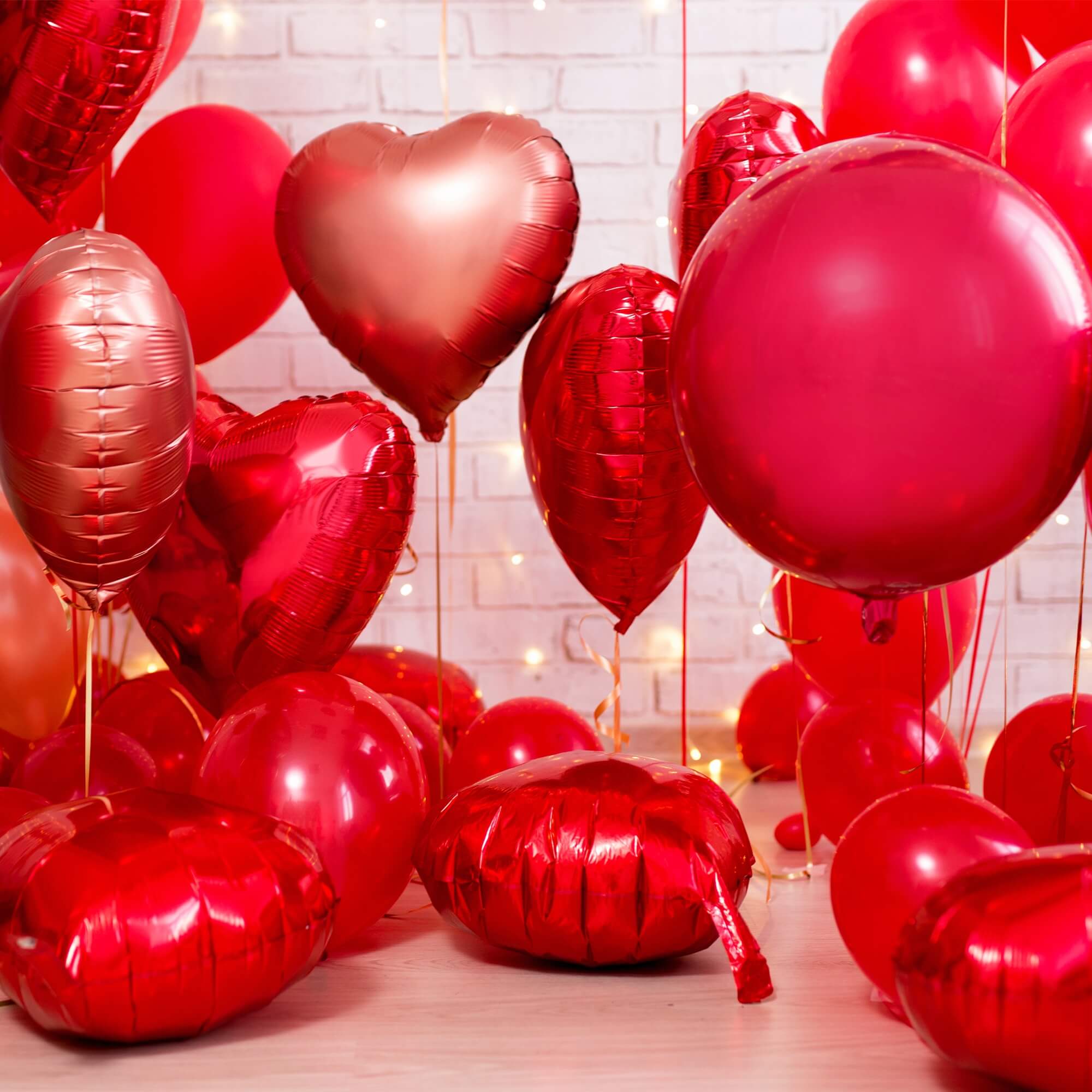 Sfondo Della Stanza Con Muro Di Mattoni Bianchi A Forma Di Palloncino Con Cuore Rosso Di San Valentino M12-12