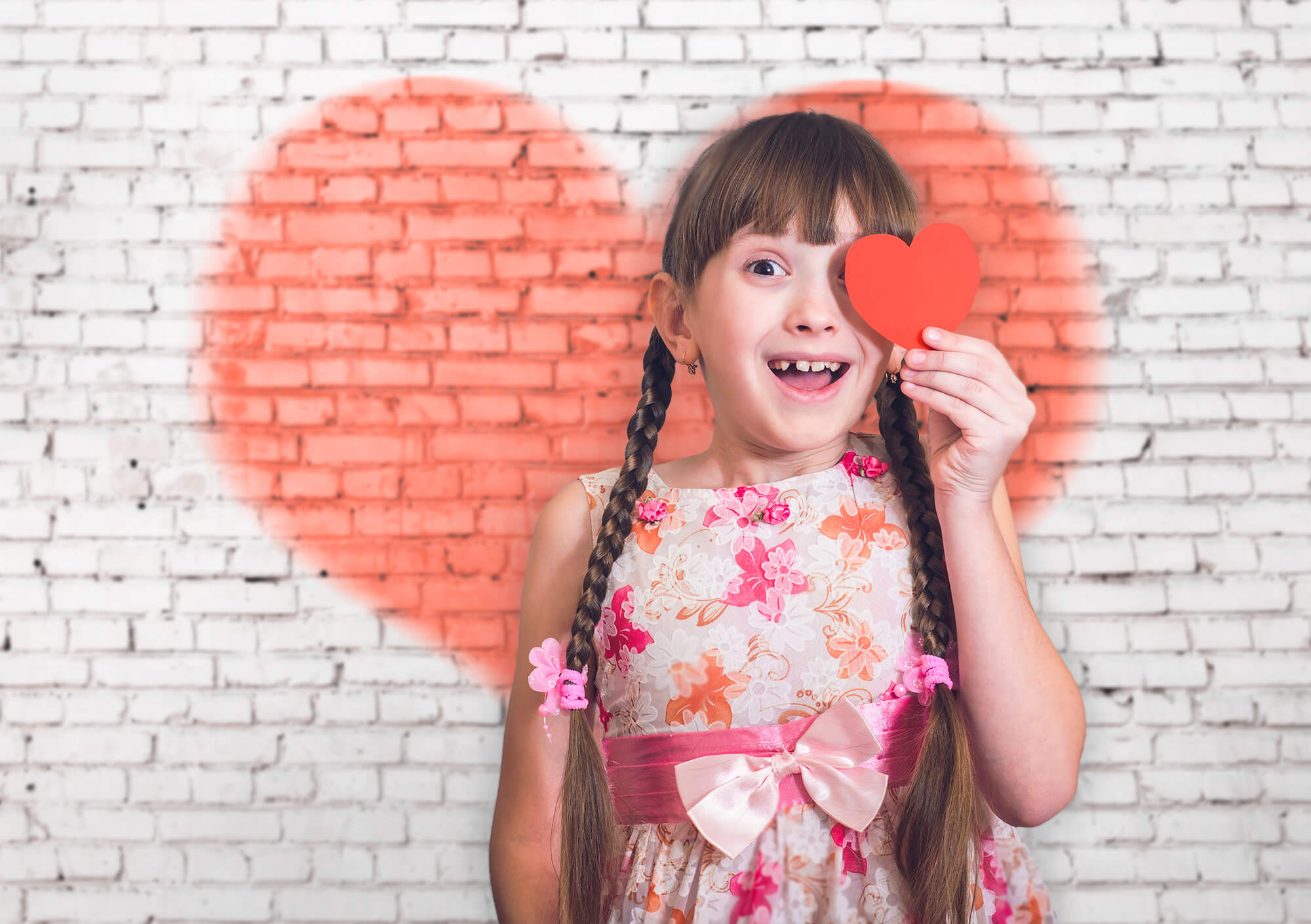 Sfondo Di Muro Di Mattoni Bianchi Con Cuore Rosso Chiaro Di San Valentino M12-23