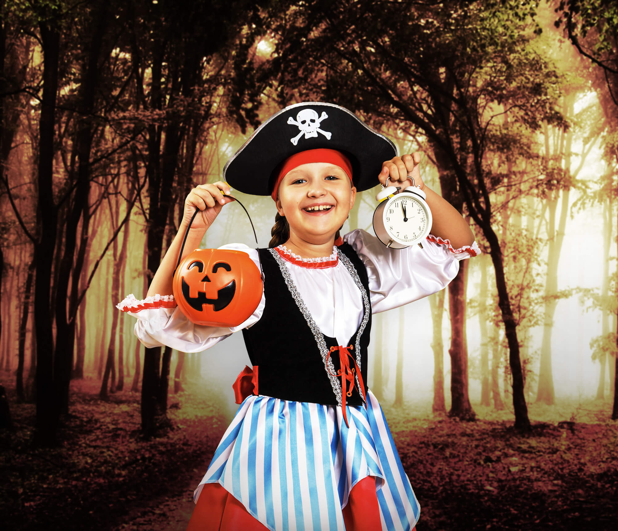 Sfondo Di Paesaggi Forestali Con Sentieri Nebbiosi Autunnali M8-12