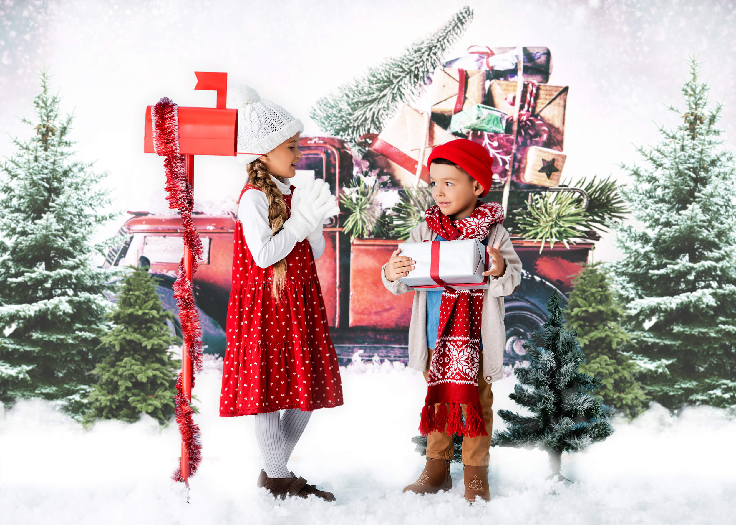 Camion Rosso Di Natale Con Sfondo Di Regali Di Pino M9-18