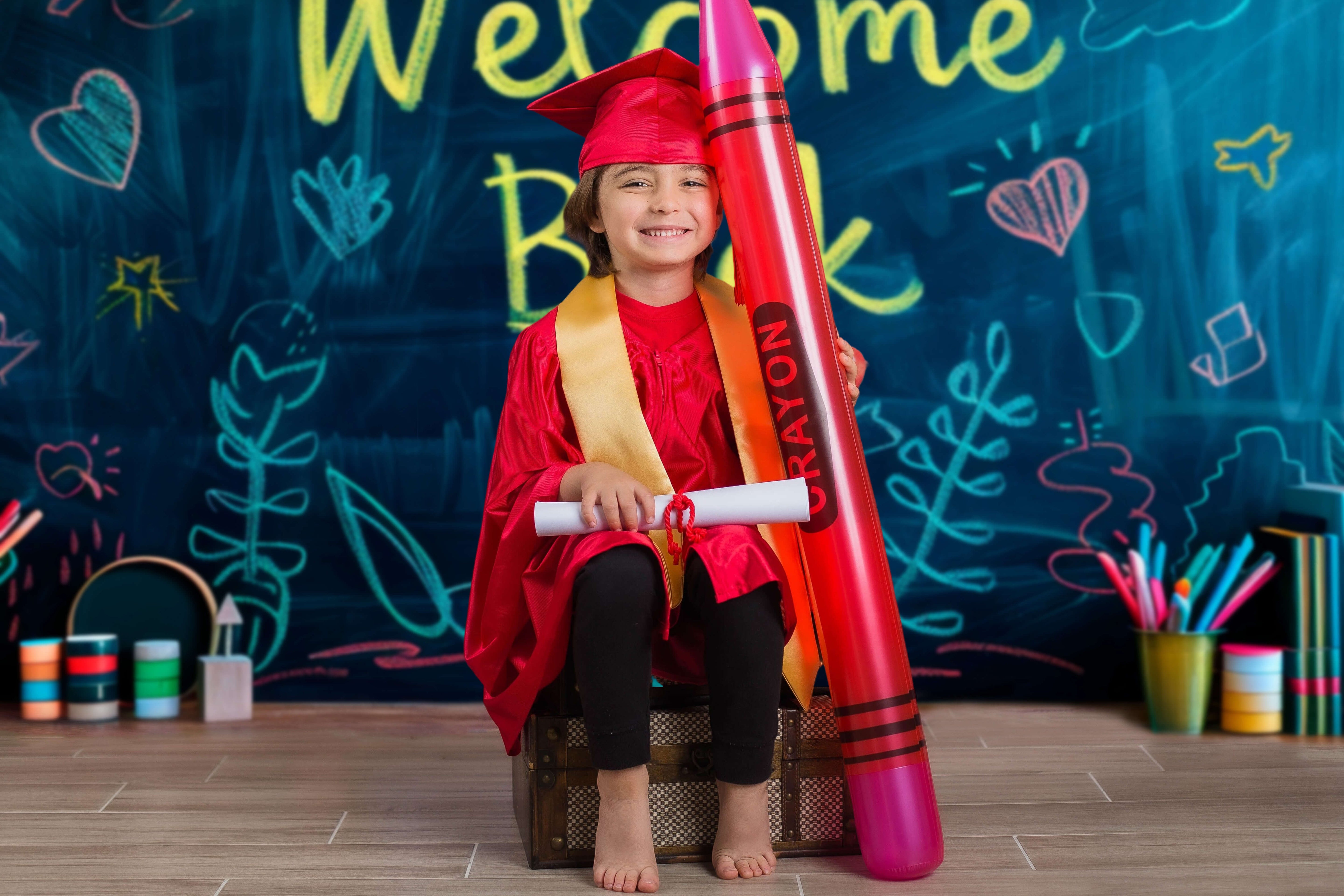 Disegno In Gesso Colorato Sullo Sfondo Del Ritorno A Scuola RR6-39