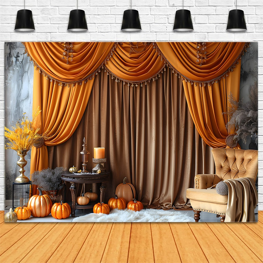 Elegante Sfondo Dorato Con Zucche Autunnali Drappeggiate RR7-308