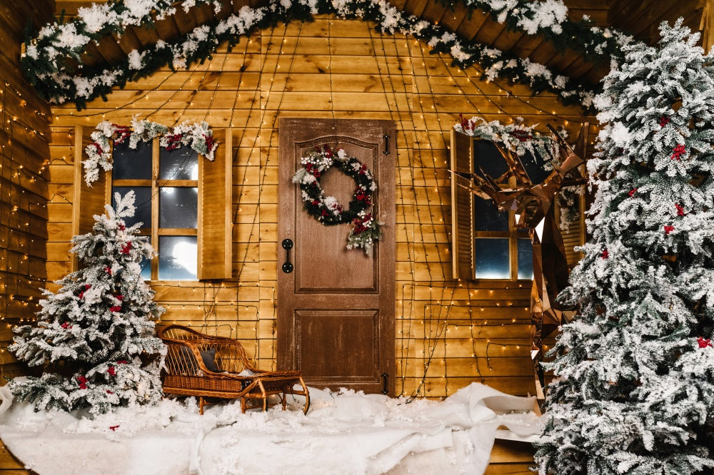 Sfondo Di Casa In Legno Con Albero Di Natale Innevato RR7-826