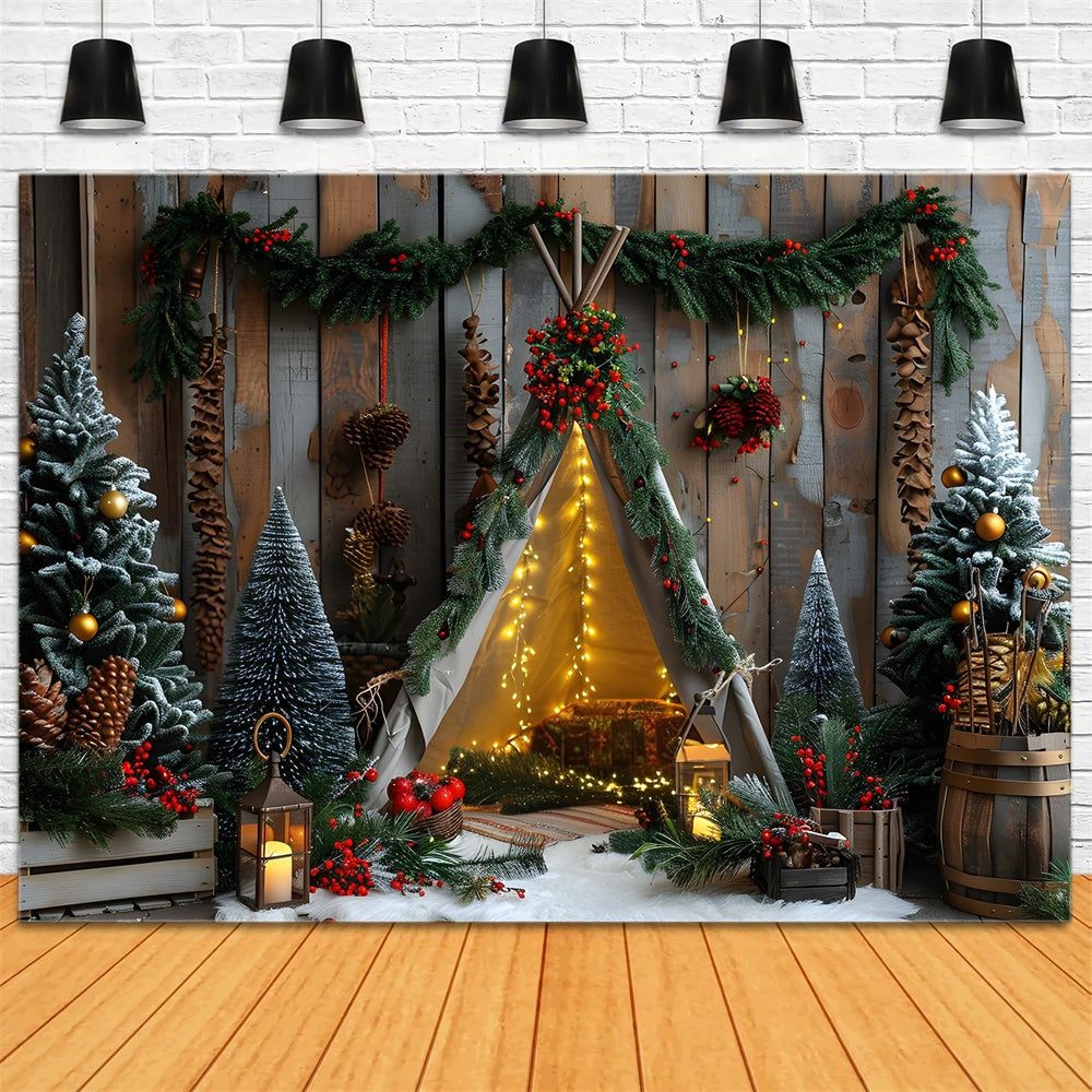 Alberi Di Natale Decorati Con Una Piccola Tenda Sullo Sfondo RR8-10