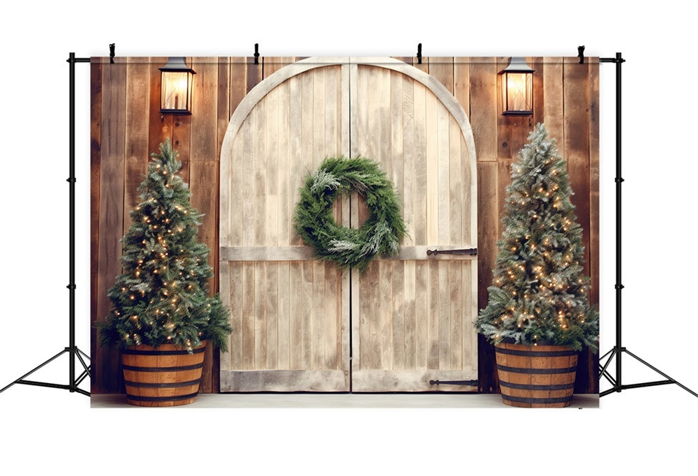 Sfondo Di Alberi Illuminati Da Una Porta Rustica Di Natale RR8-178