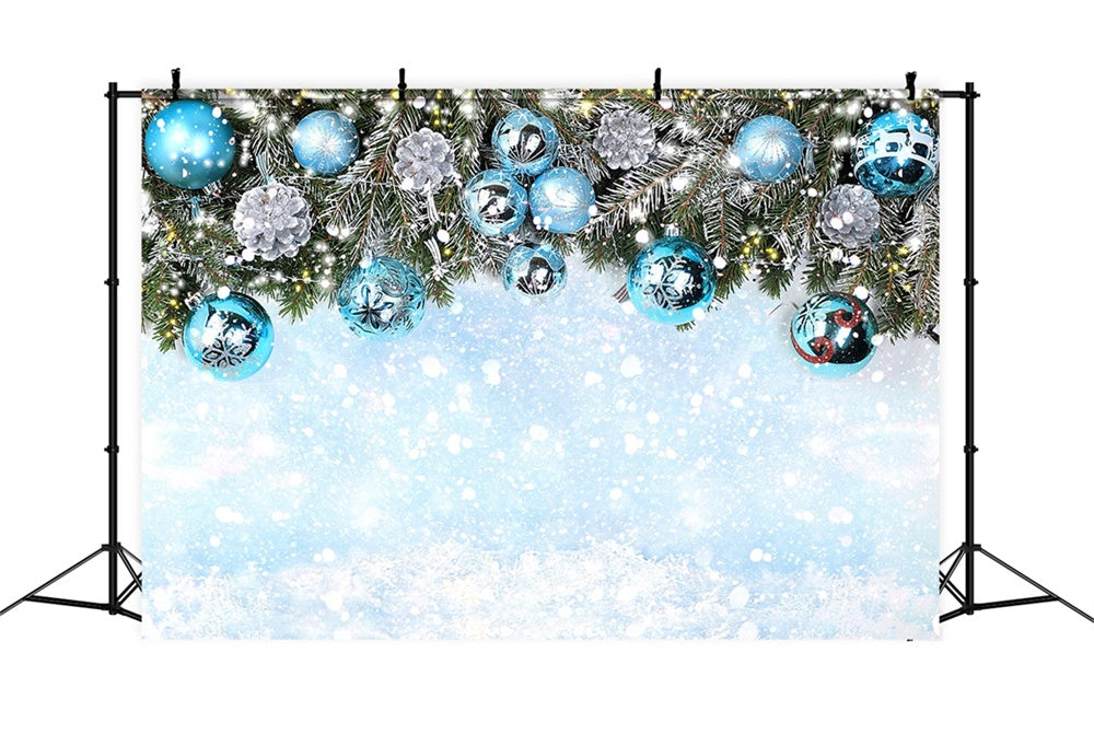 Sfondo Di Ornamenti Blu Con Rami Innevati Di Natale RR8-241