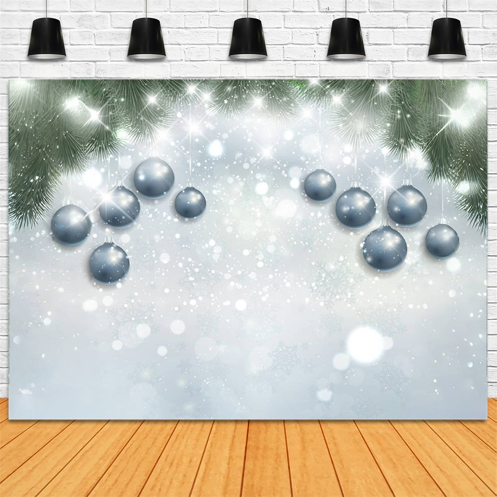 Sfondo Di Palline Decorative Con Foglie Di Pino Natalizio RR8-272